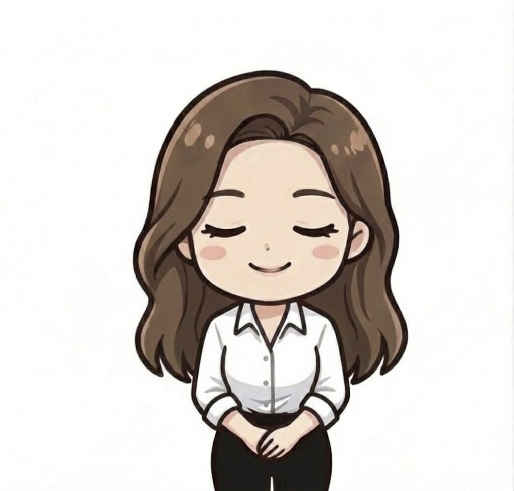 やさしい笑顔で目を閉じ、丁寧に手を前で重ねて立つ女性のイラスト。ナチュラルなブラウンのミディアムヘアに、白いシャツと黒のパンツを合わせたシンプルで清潔感のあるスタイル。落ち着いた雰囲気と親しみやすさを感じさせるデザインで、「旦那キッチンブログ」の自己紹介用挿絵として、家庭料理や夫婦の日常、手作りごはんの温かさをイメージさせる人物イメージ素材。