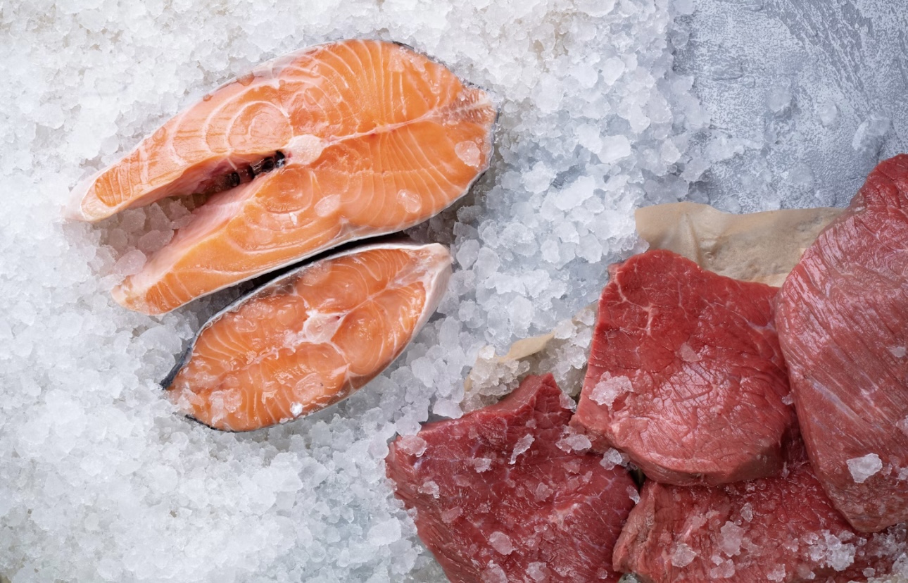氷の上に並んだ、鮮やかなサーモンと赤身肉の対比が美しい。肉と魚、どちらが主役か悩ましいビジュアル。
