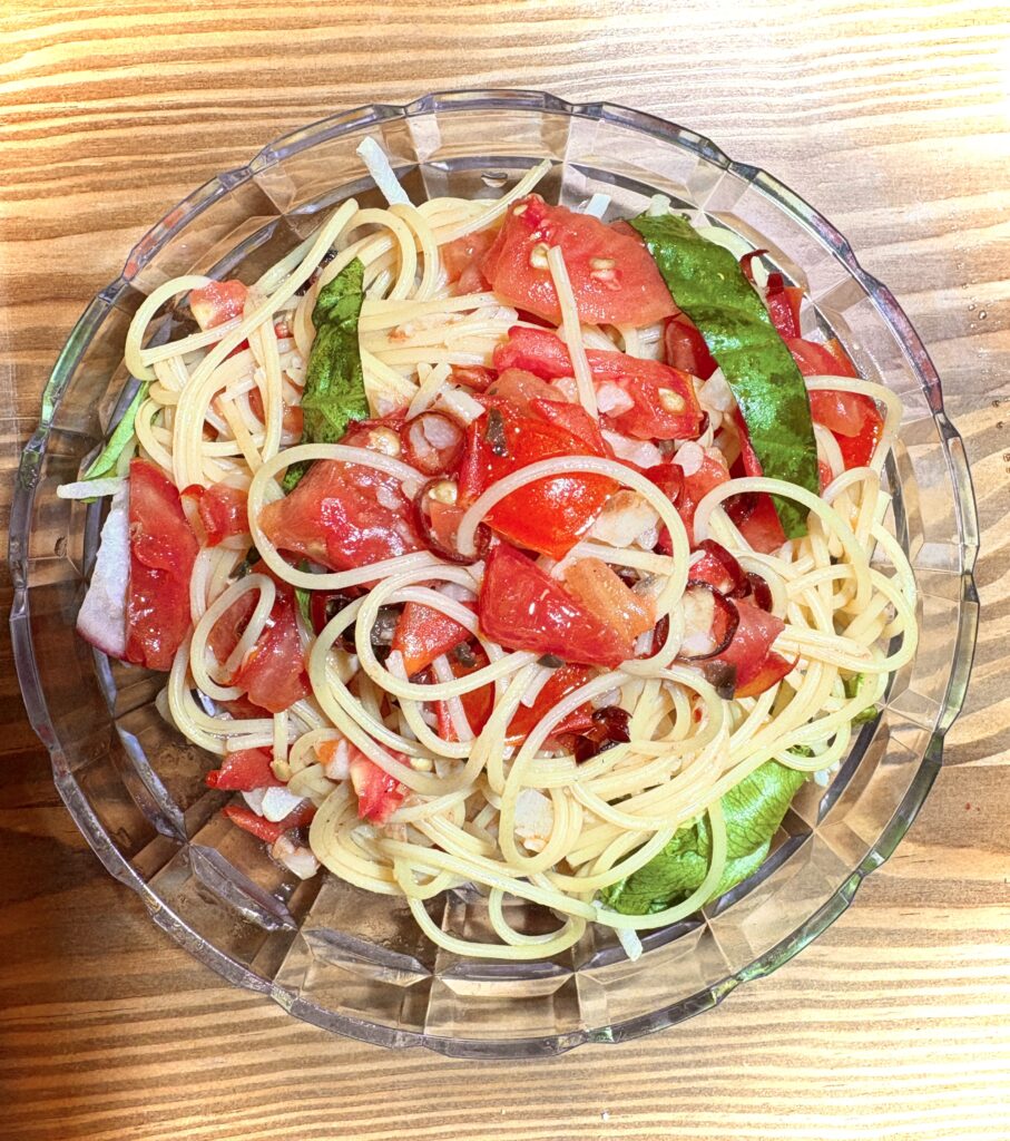 トマトとバジルが主役!夏にぴったり、見た目も爽やかな冷製パスタ。混ぜる前に撮って!って言われた気がした一枚。」