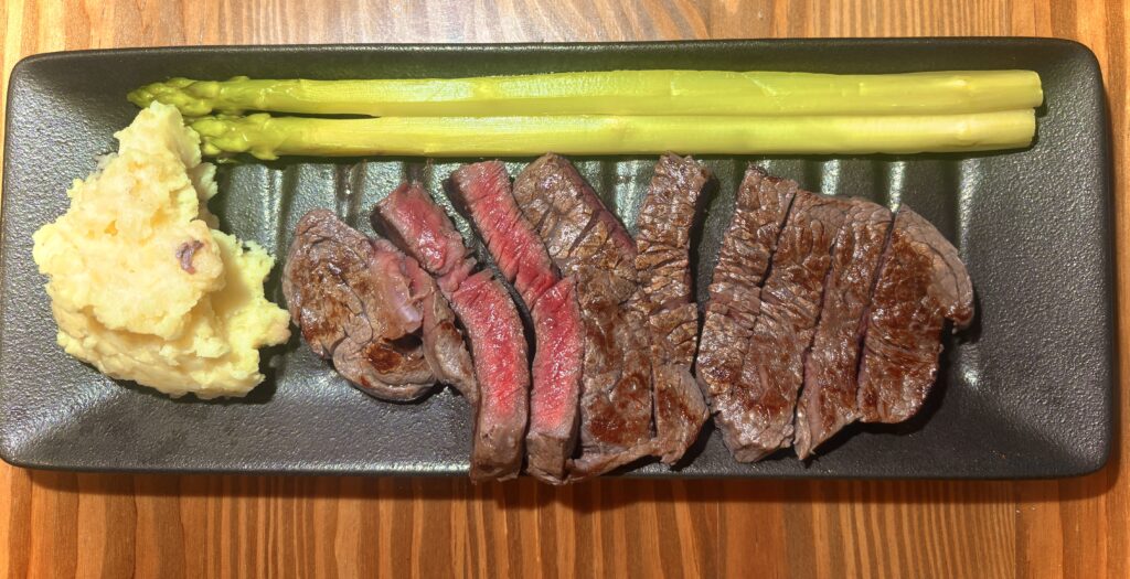 焼き加減バッチリのステーキに、アスパラとポテトサラダで彩りを添えた、ザ・肉の日プレート。見てるだけでワイン開けたくなるやつ。