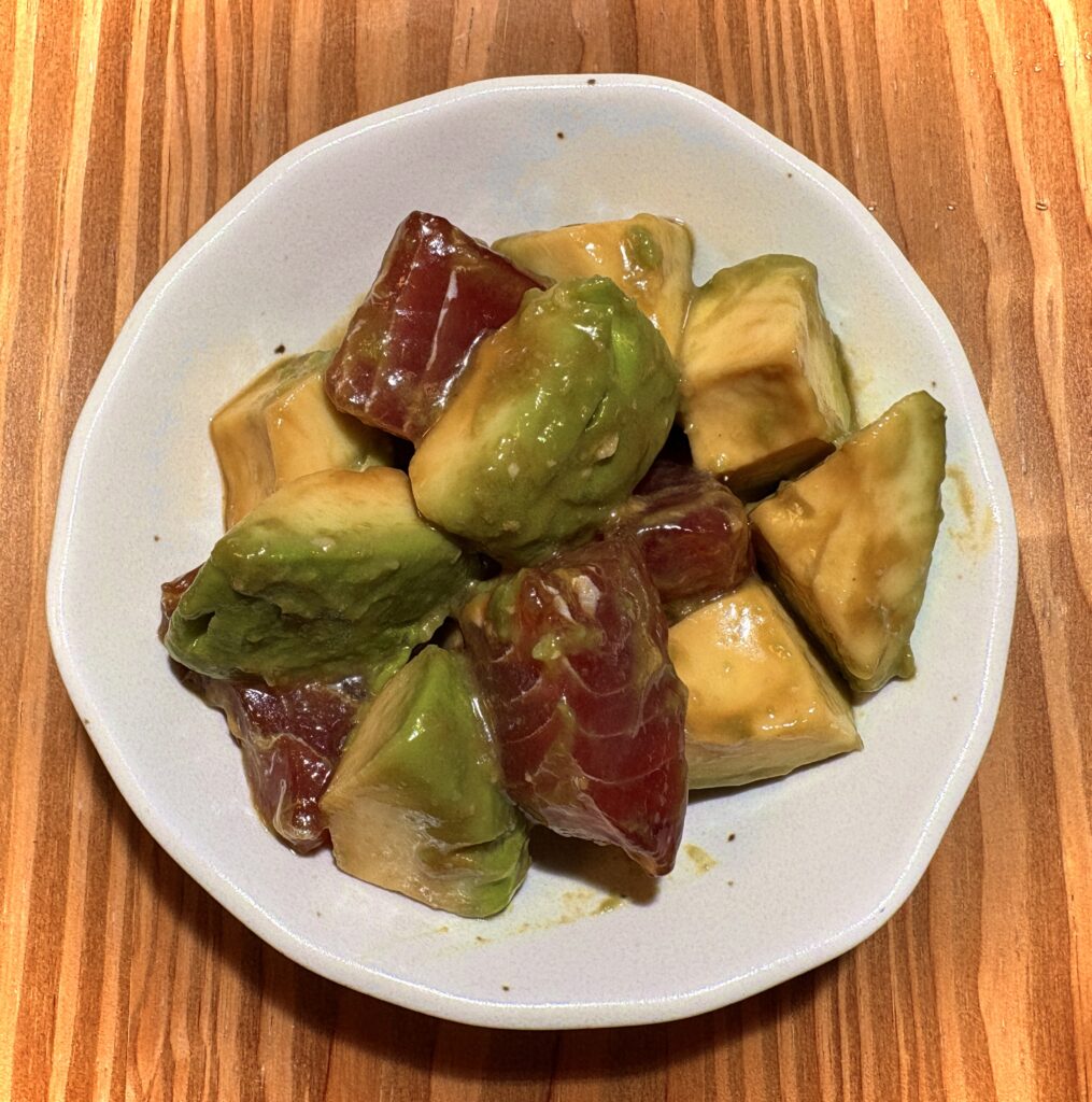 マグロとアボカドのわさび醤油和え。ねっとり×とろりの最強コンビ、もう白ごはんが止まらんやつ