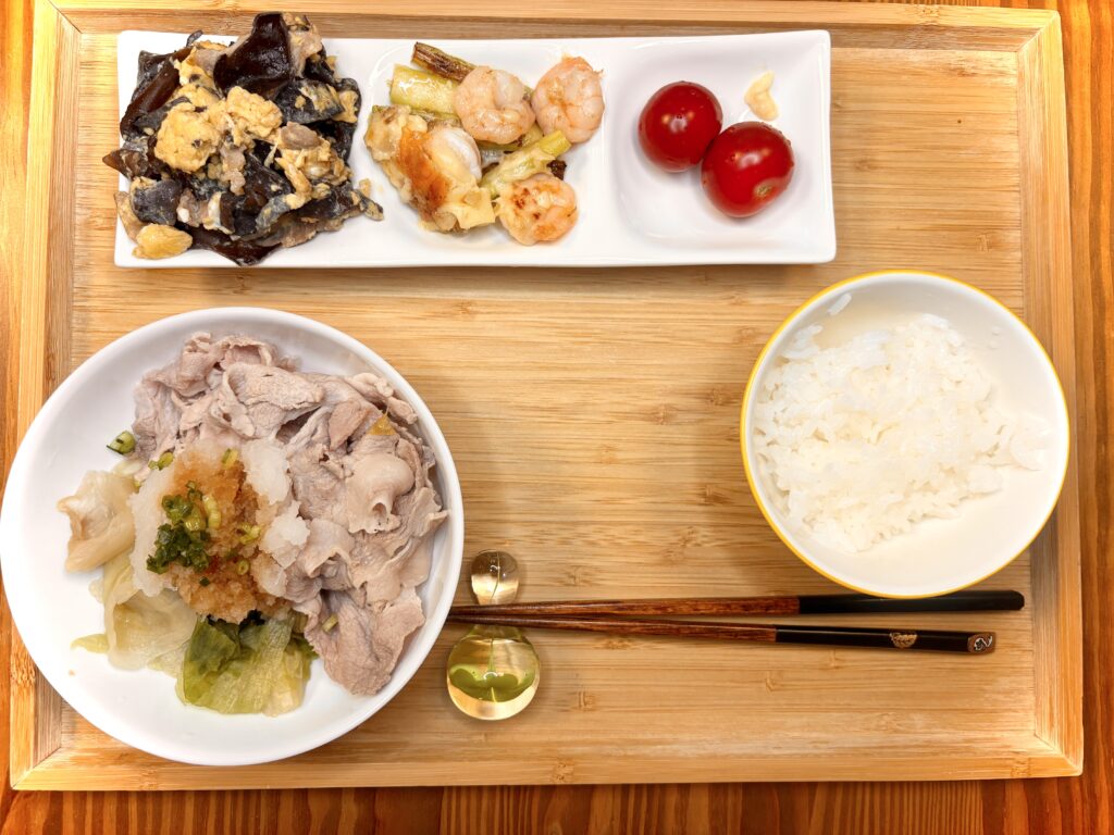冷しゃぶと野菜のおろしポン酢添え、キクラゲと卵の炒め物、エビと長ネギの炒め物、ミニトマトを盛り付けた和食プレート