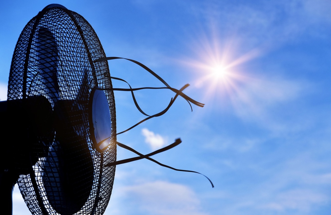 夏空に向かって風を送る扇風機。暑さを和らげる涼の象徴。