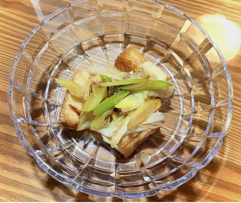 厚揚げと長ねぎの香ばし炒め。外はカリッと、中はジュワッと仕上がった副菜。