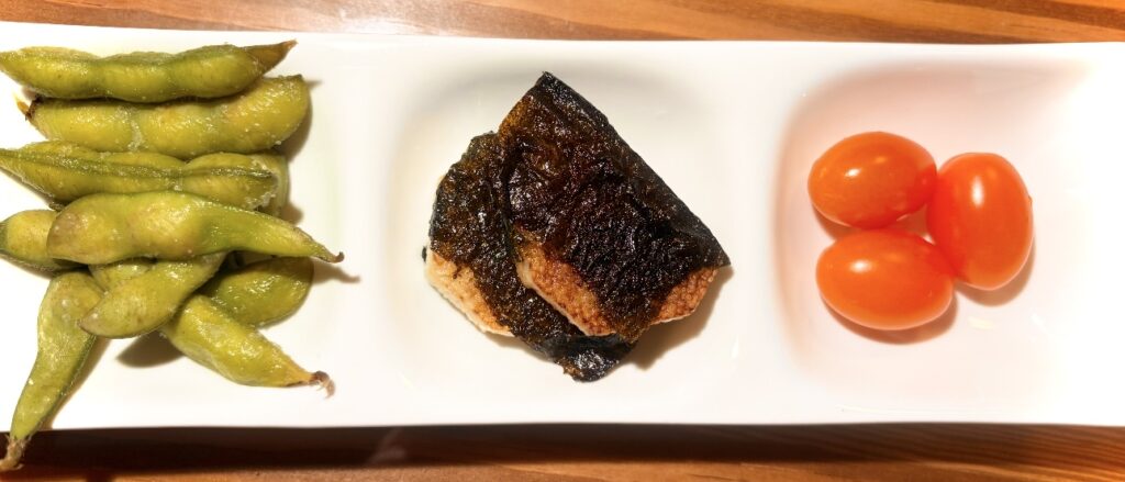 焼いた山芋を海苔で巻いた一品と枝豆、プチトマトの副菜プレート。