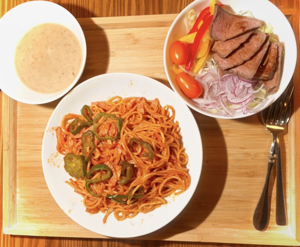 ローストビーフを横目に、堂々センターを奪うナポリタン。ピーマンの存在感も侮れない。