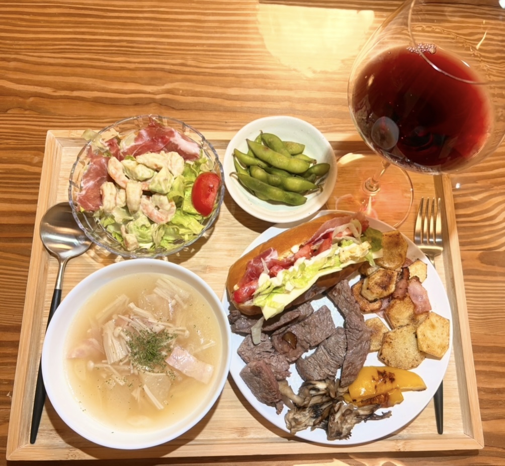 赤ワインとともに楽しむ、我が家の贅沢ディナー。彩り豊かな料理が並ぶ食卓
