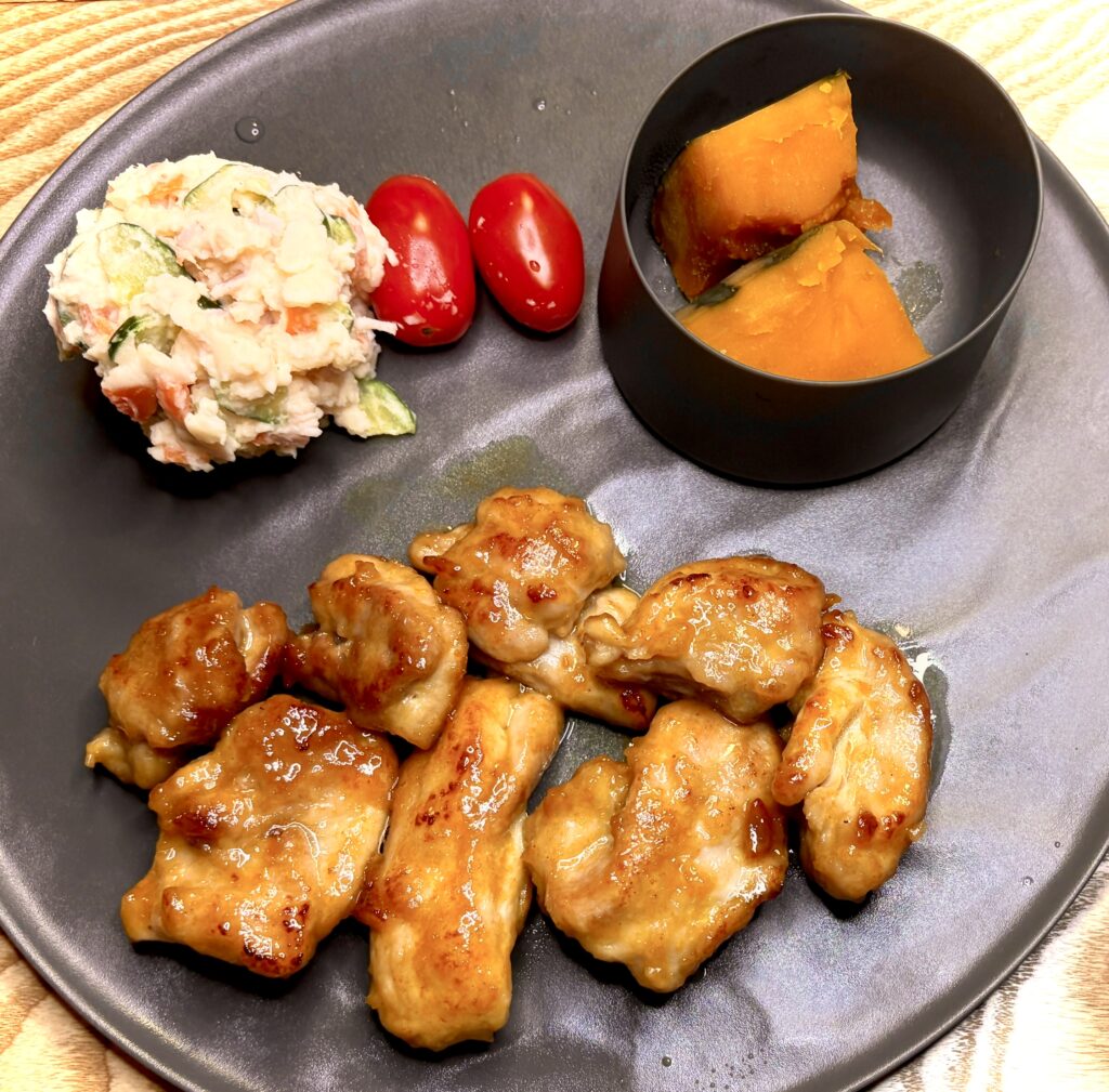 鶏のハニーマスタード焼き、ポテトサラダとミニトマト、かぼちゃの煮物を盛り付けた和風プレート