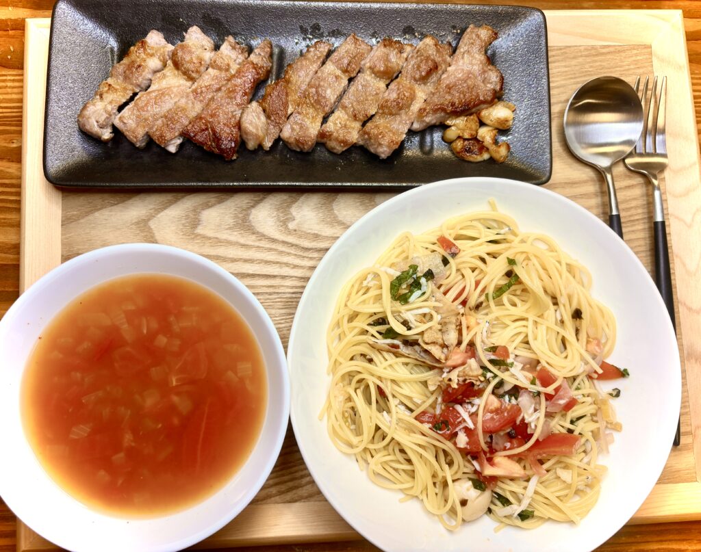 コロナで39度の高熱→梅がゆ生活から復活!病み上がり妻の胃袋を癒したのは「トマトとしらすの冷製パスタ」と「ミネストローネ」。一方で旦那キッチンと息子はガーリック香るポークソテー&白ワインで豪快に乾杯。