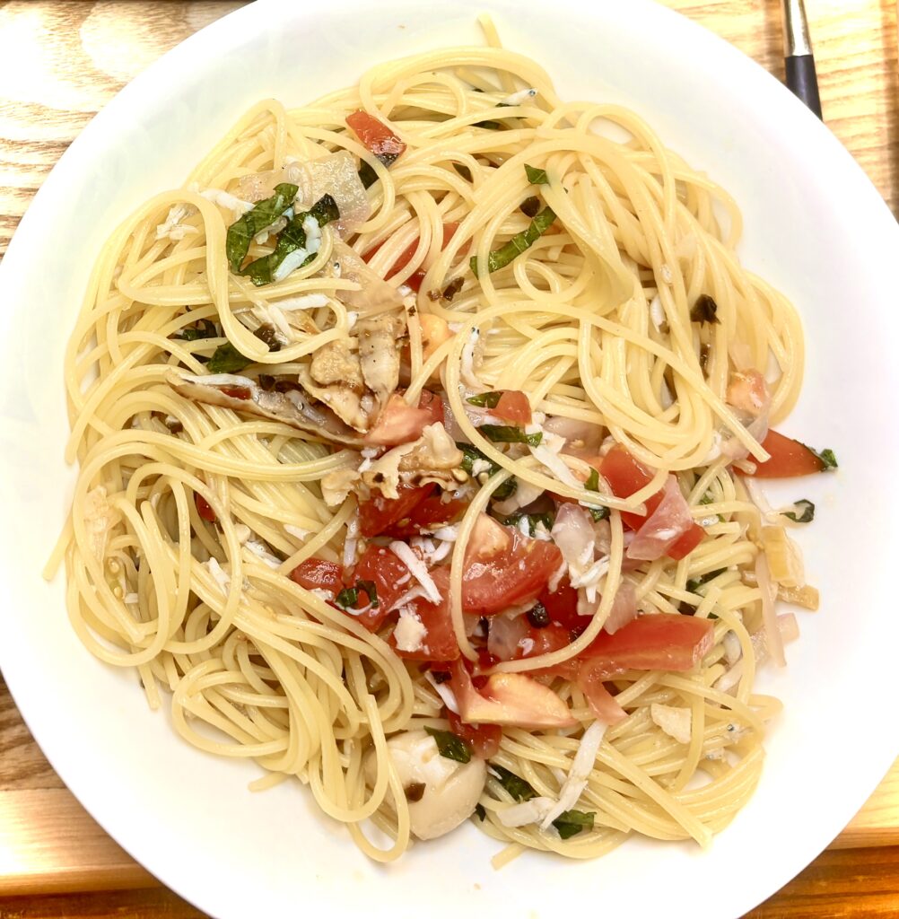 トマトとしらすを使った冷製パスタ。オリーブオイルとバジルが香る、さっぱりとした夏らしい一皿