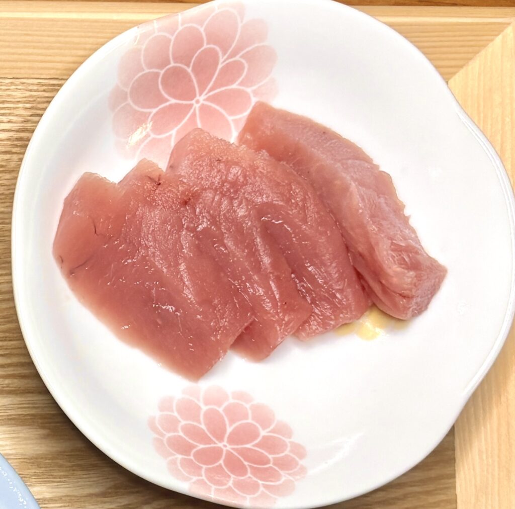 皿に盛り付けられた新鮮なマグロの刺身
