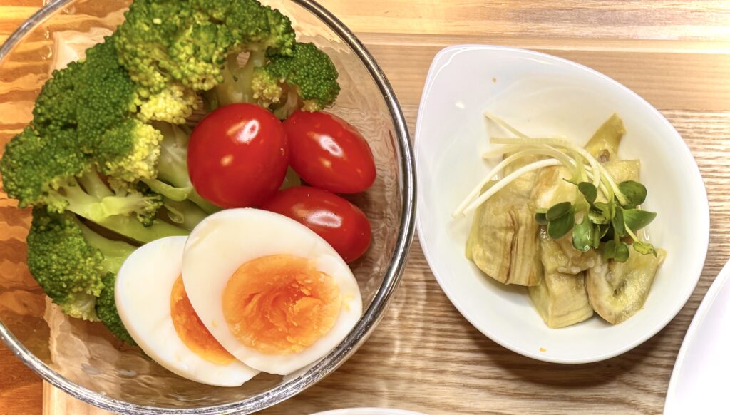 彩り野菜のサラダとナスのおひたしが並ぶ副菜
