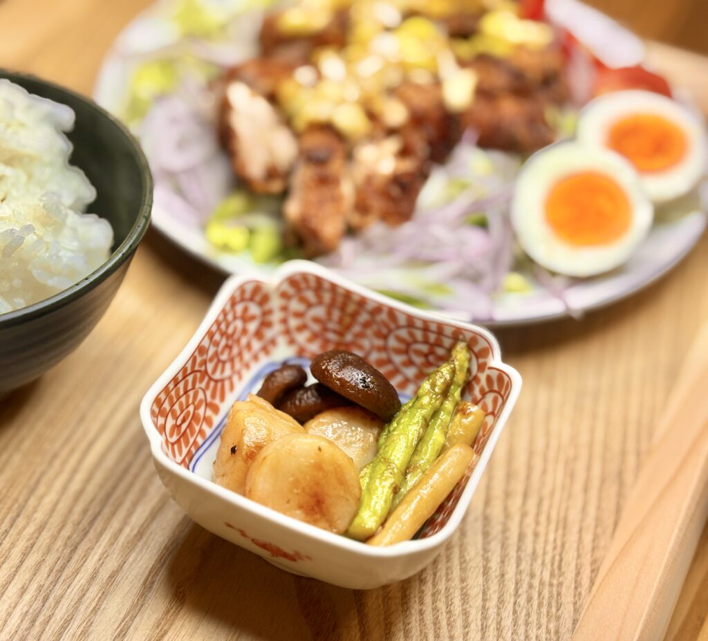 ホタテ・アスパラ・椎茸をバターで香ばしく炒めた副菜、小鉢に盛り付けた様子