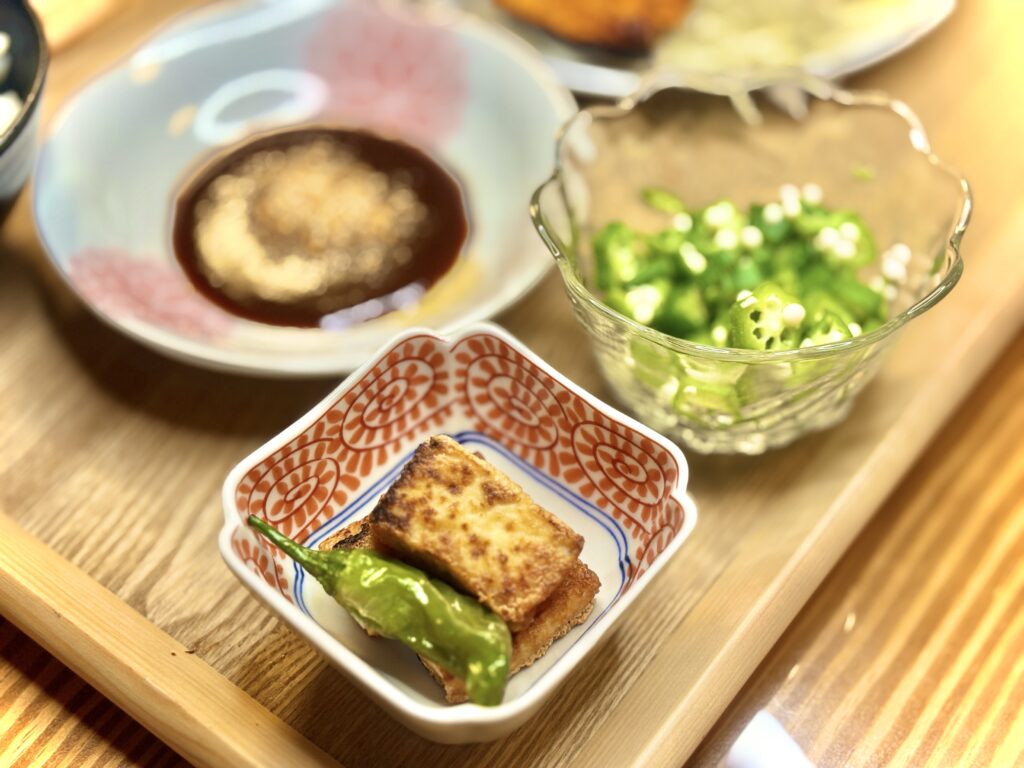 香ばしく焼いた厚揚げとししとうの小鉢、彩りを添えるオクラの和え物