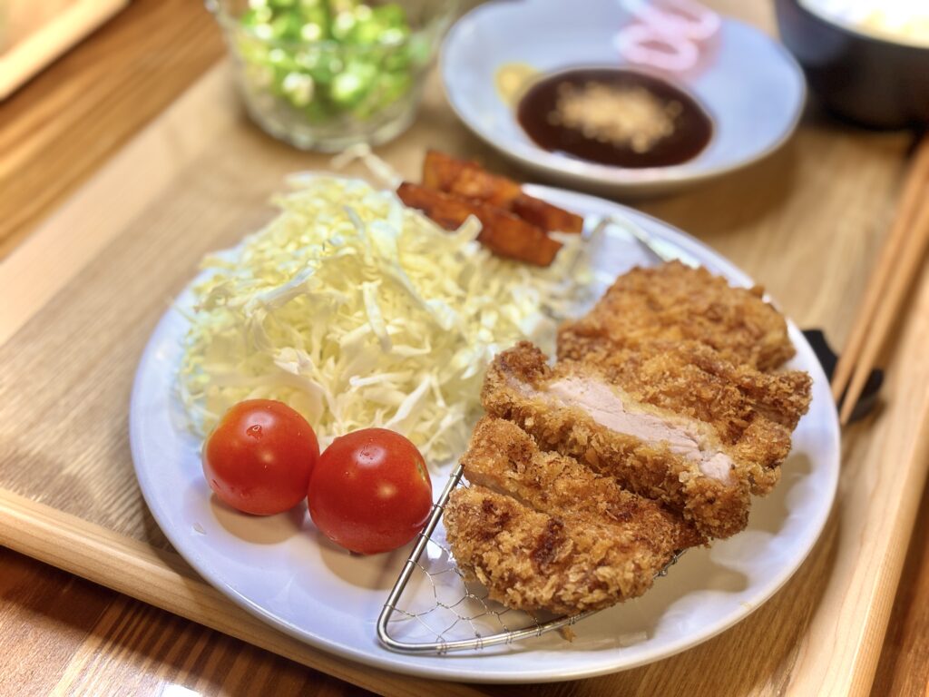 サクサク衣のヒレカツに、千切りキャベツとミニトマト、かぼちゃの素揚げを添えた一皿