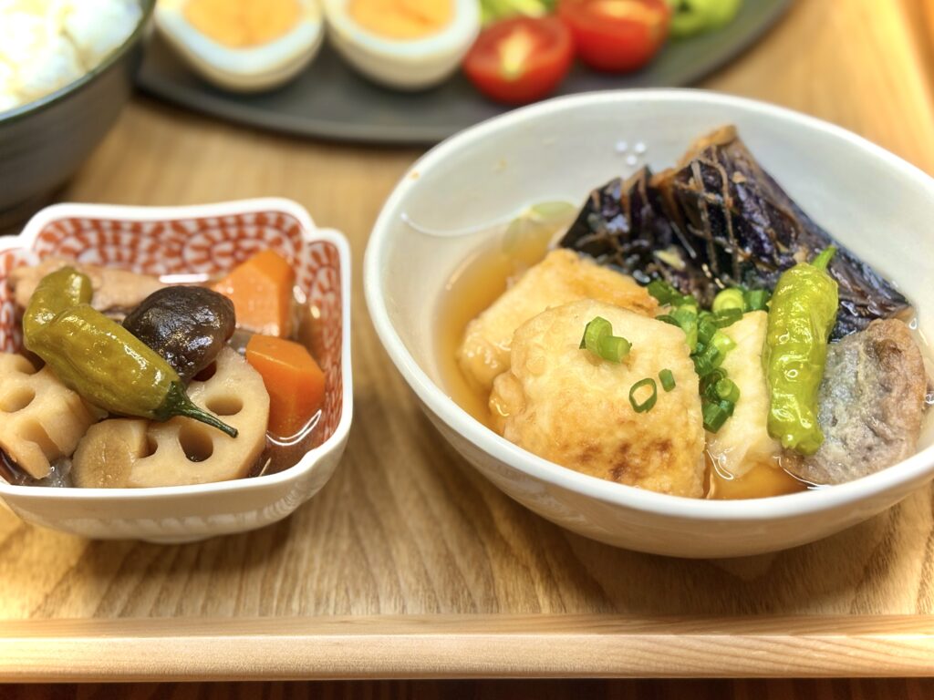 揚げ出し豆腐の小鉢と筑前煮の小鉢を並べたアップ写真。出汁の香りが広がる和の副菜