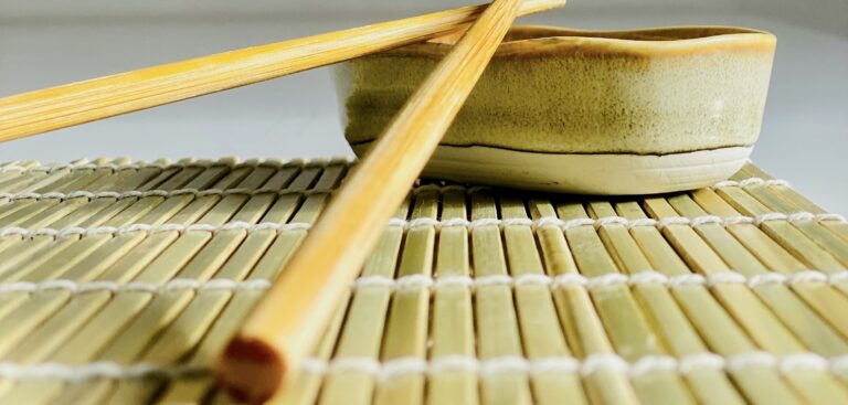 竹製のランチョンマットの上に置かれた箸置きと木の箸。和食の食卓を彩るシンプルなテーブルコーディネート
