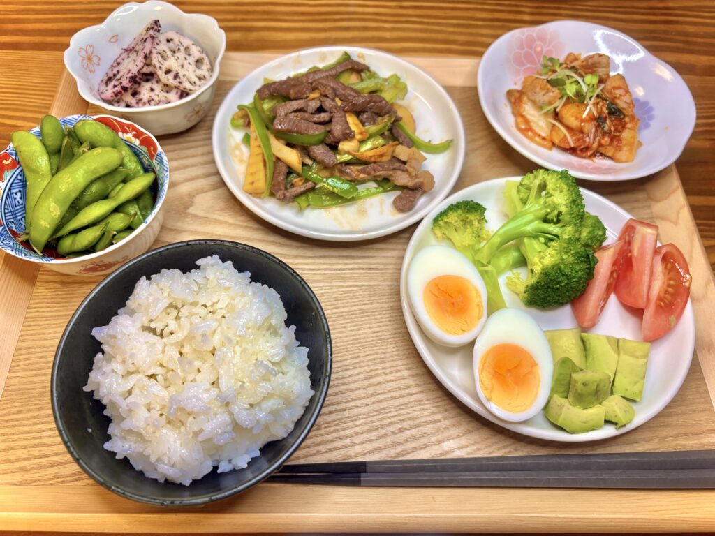 旦那キッチンの晩ごはん。青椒肉絲や豚キムチ、枝豆、れんこんのゆかりあえに、彩り野菜の副菜プレートを添えた栄養満点の家庭ごはん。おうちで味わう中華定食風ディナー。