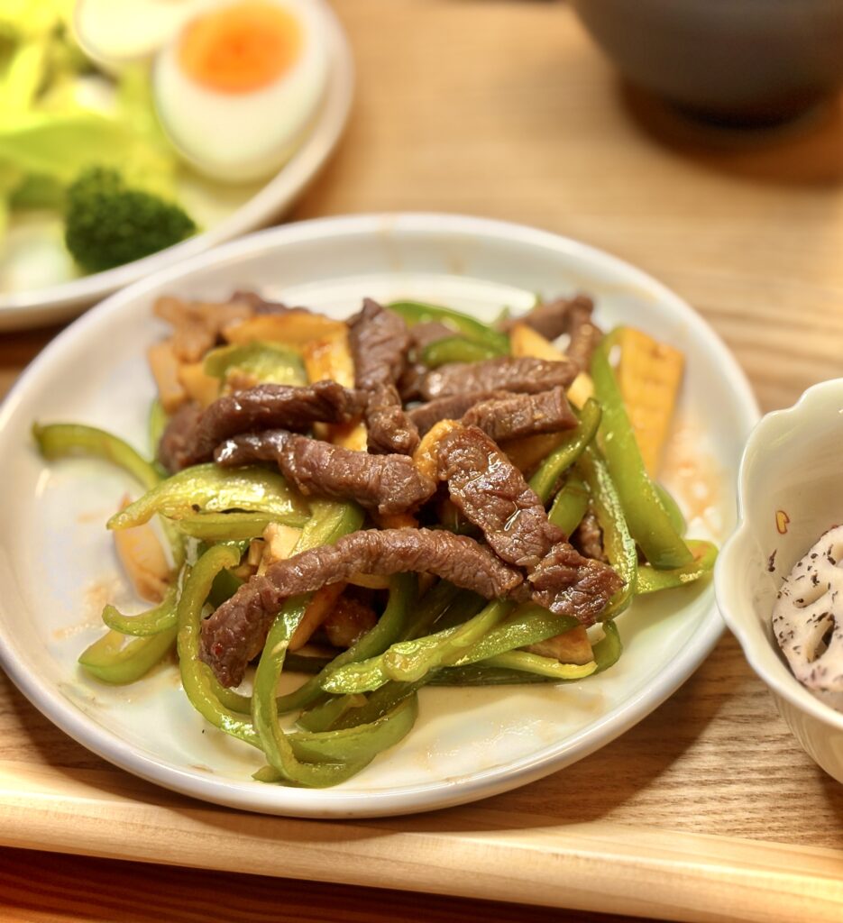 旦那キッチンの青椒肉絲。牛肉とピーマン、たけのこを炒めたツヤツヤの中華炒め。香ばしいソースが絡んだご飯がすすむ一皿。