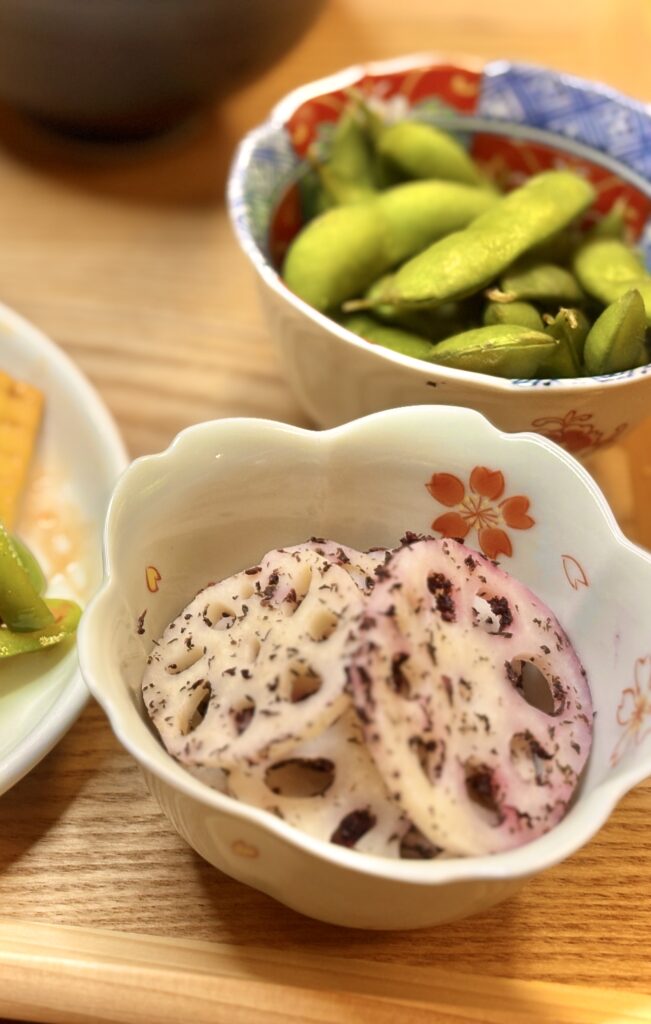 旦那キッチンの小鉢料理。れんこんのゆかりあえと枝豆の和風おつまみ。
さっぱり爽やかな味わいで、中華メインにもよく合う箸休めの一品。