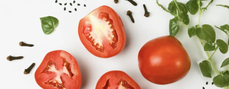 新鮮なトマトとバジルのイメージ写真。おうちごはんや洋食レシピにぴったりな、彩り豊かな食材のイメージカット。