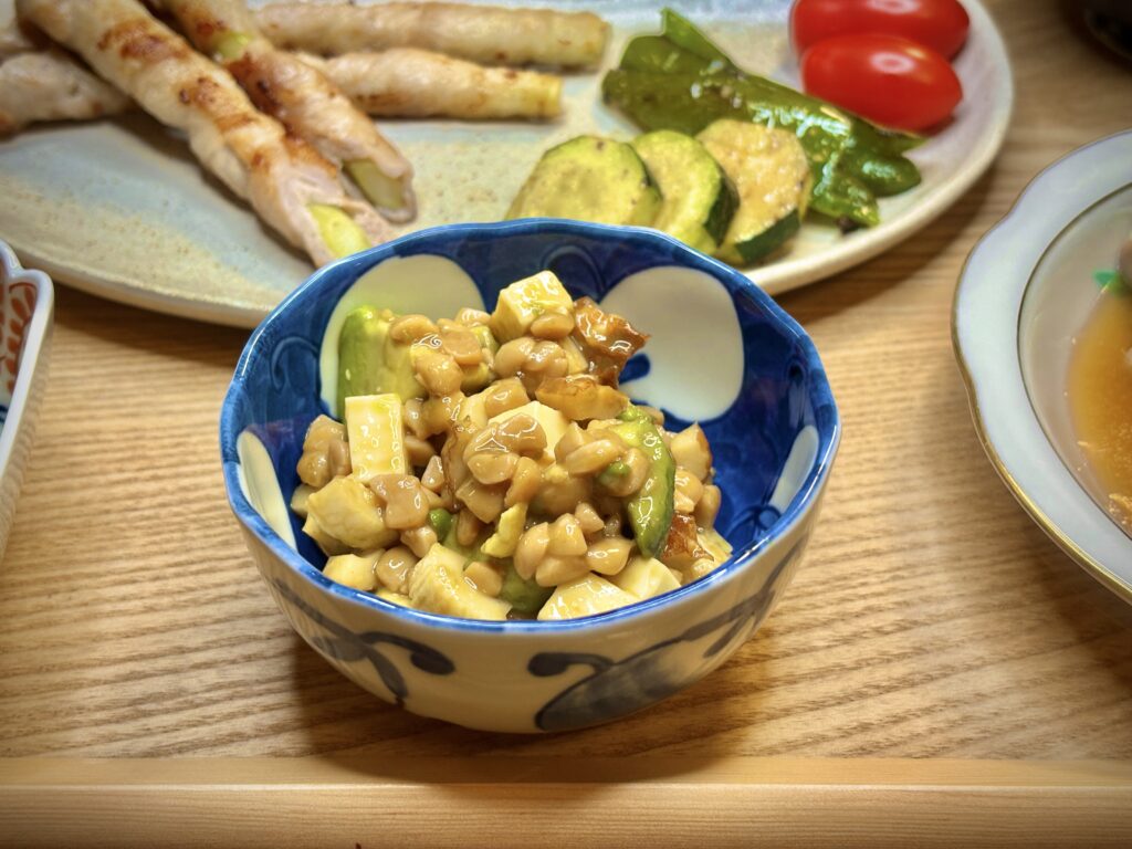 アボカド、ちくわ、チーズ、納豆を和えた五目納豆アボカドチーズちくわ。青い和柄の小鉢に盛られた、まろやかでコクのある副菜。