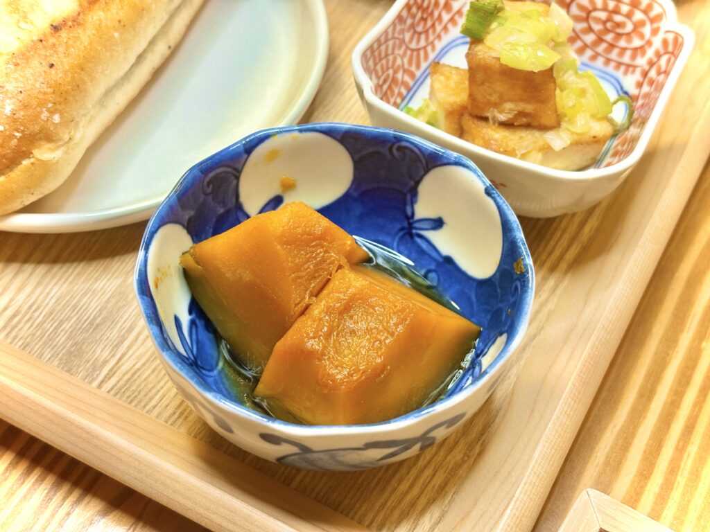 やさしい甘さのかぼちゃの煮物。青い和柄の器に盛り付けられた、ほっとする味わいの副菜