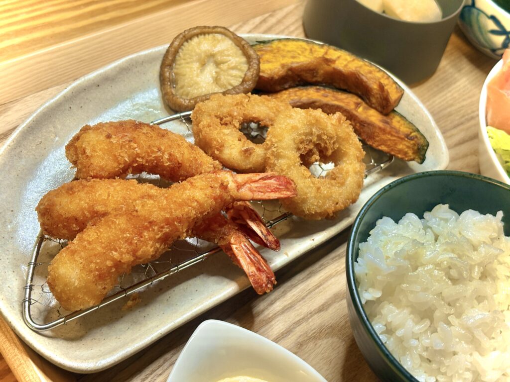 エビフライ、イカリング、カボチャ、椎茸を盛り合わせたプレート。衣がサクサクに揚がり、白ごはんとタルタルソースを添えた家庭のフライ定食。