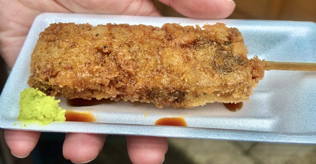 伊勢おかげ横丁の名物・松阪牛の串焼き。ジューシーに焼き上げられた肉の表面は香ばしく、噛むほどに旨みがあふれる。焼きたての湯気と香りが食欲