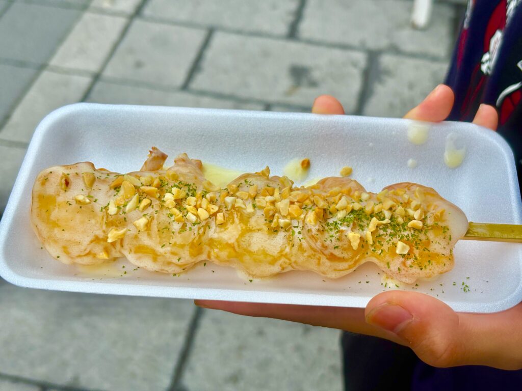 おかげ横丁で見つけたエビマヨ串。ぷりっとした海老の上にマヨネーズソースと砕いたナッツがたっぷり!香ばしさとクリーミーさが絶妙に合わさった、見た目も華やかな食べ歩きグルメ。