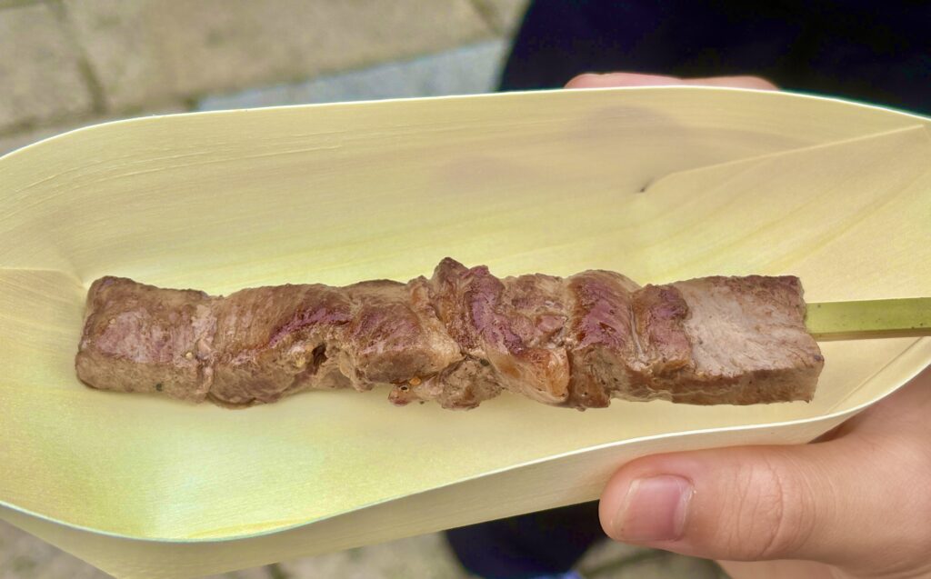 伊勢おかげ横丁の名物・松阪牛の串焼き。ジューシーに焼き上げられた肉の表面は香ばしく、噛むほどに旨みがあふれる。焼きたての湯気と香りが食欲を増す