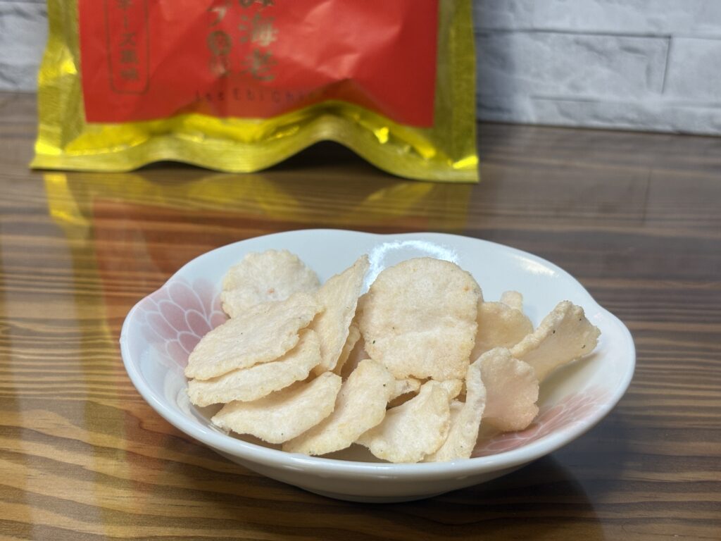 伊勢えび風味チップス(マヨネーズ風味)を小皿に盛り付けた様子。香ばしく軽い食感のおつまみスナック