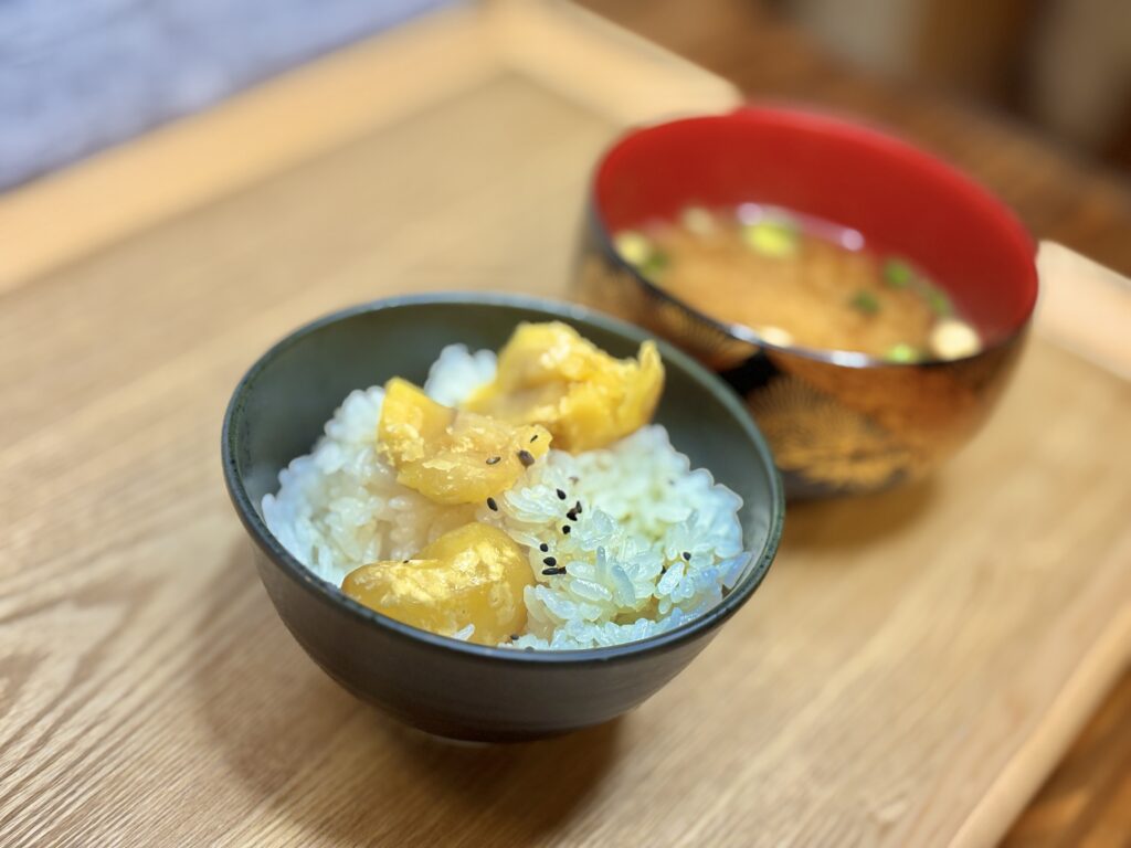 ほくほくの栗ごはんとお味噌汁。木のトレーの上に並ぶ、秋を感じるやさしい朝ごはん