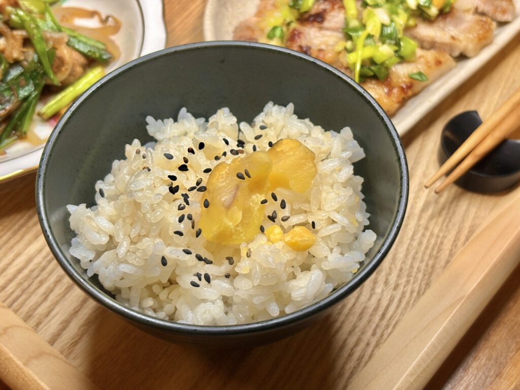 もち米入りの伊勢みやげの栗ごはん。黒ごまを散らした艶やかなごはんの上に、黄色くほっくりした栗がのっている」
