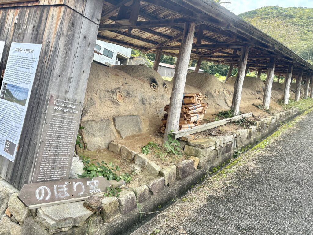 丹波立杭ののぼり窯。山の斜面に沿っていくつもの窯が連なり、薪を使って陶器を焼く伝統的な登り窯の外観。