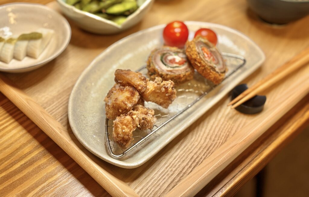 
「里芋の唐揚げ。衣がカリッと揚がり、金網の上に盛り付けられた和食の一品。」
