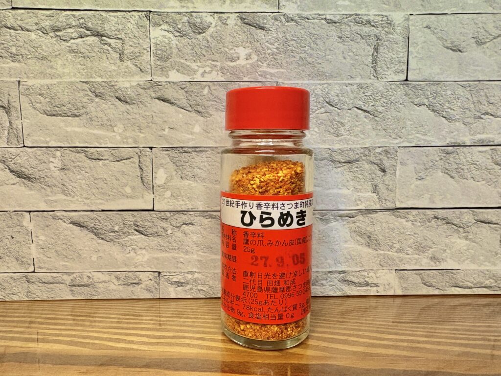 香ばしく焼き上げた阿波尾鶏のグリル。皮はパリッと黄金色に焼け、玉ねぎのソテーと一緒に盛り付けられた一皿。背景には黒枝豆やナスの煮浸しなど副菜も並ぶ。