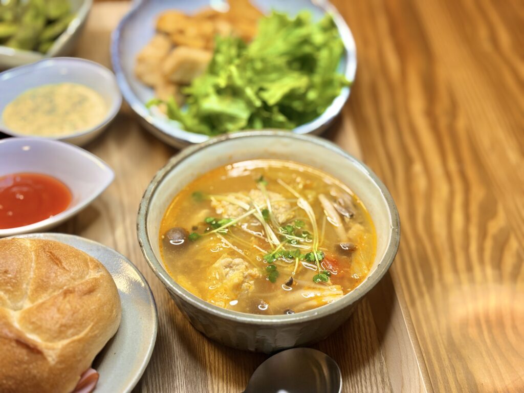 鶏団子のトマトスープ。しめじや白菜などの具材がたっぷり入った、やさしい味わいの温もりスープ。