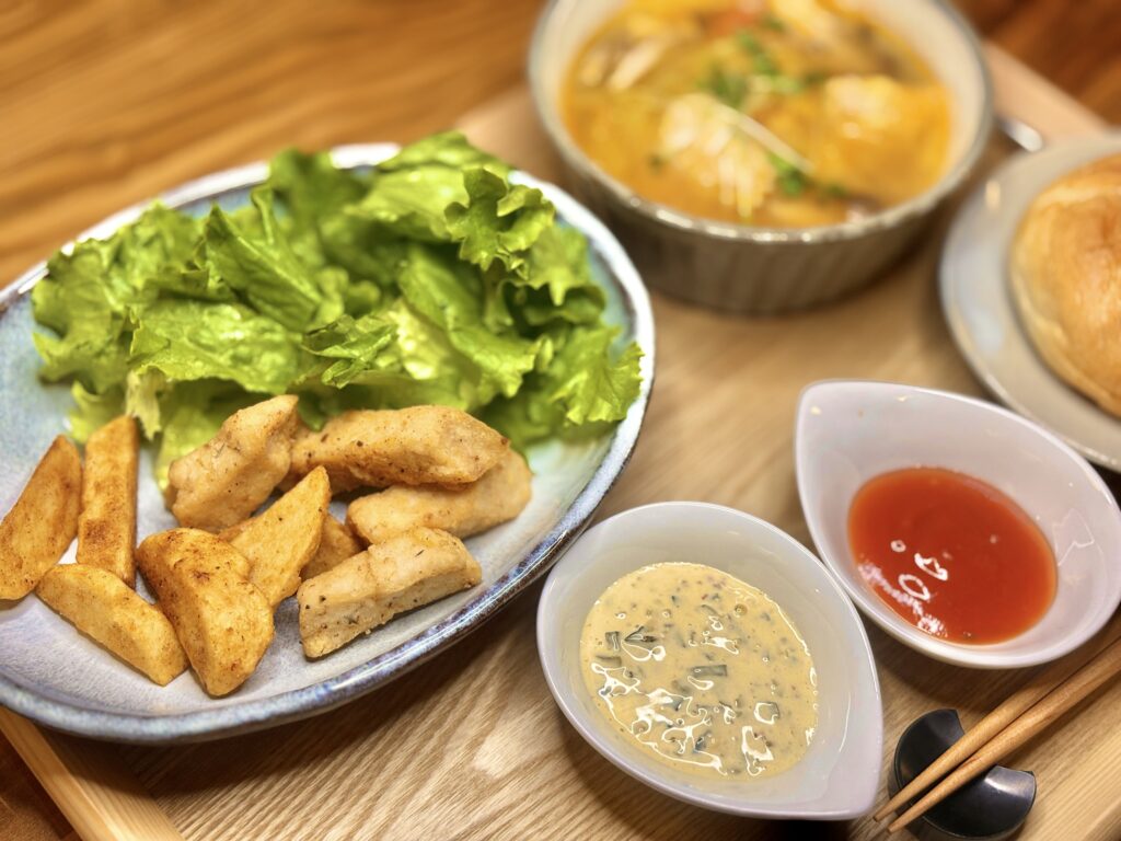 「おうちレストラン風のプレート。黒皮カジキのフィッシュ＆チップスに、彩りのレタスと2種のソースが添えられた食卓シーン。」