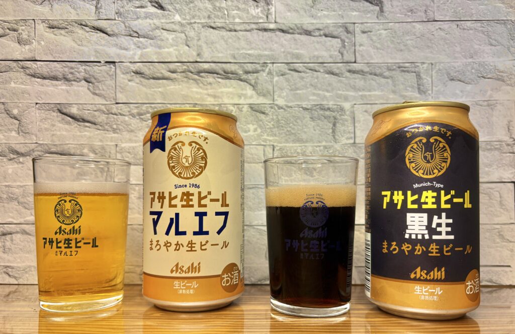 アサヒ生ビール マルエフと黒生の缶とグラス。黄金色と黒の2種類のビールが並び、おうちで楽しむ乾杯シーンを演出している。