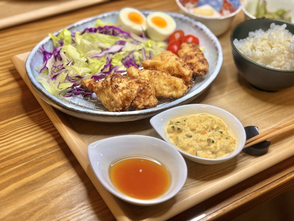 旦那キッチン特製のチキン南蛮定食。カリッと揚がったチキン南蛮に、自家製タルタルソースと南蛮酢を添え、彩り野菜と半熟卵、枝豆、冷奴、白ごはんを並べたおうちごはん。」
