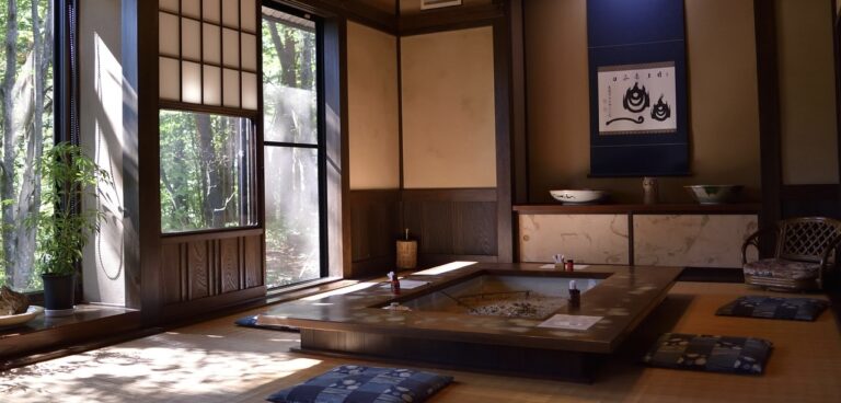 和風の座敷に囲炉裏がある落ち着いた和室の風景