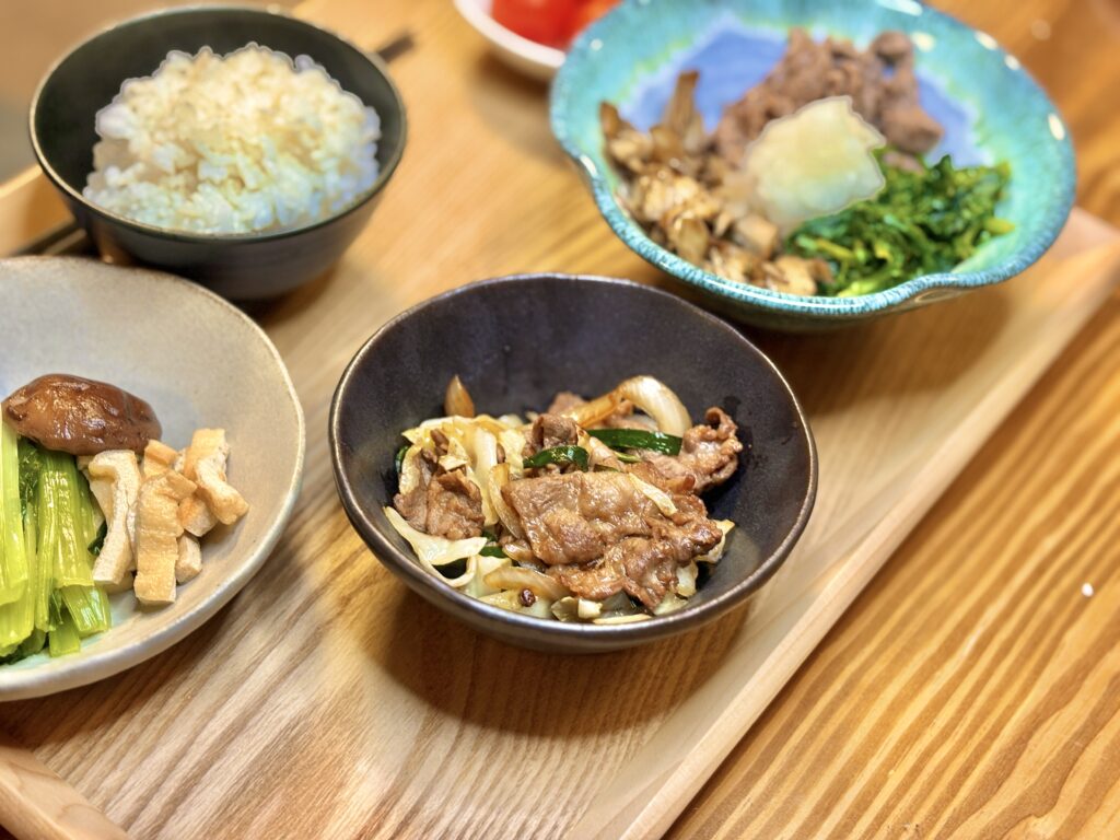 ラム肉と野菜を炒めたジンギスカンを盛りつけた茶色の器のアップ写真
