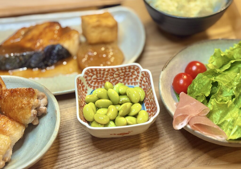 サントリー生ビールの缶と、ミッキー柄のグラスに注いだビールを並べた写真。琥珀色のビールと泡がきれいに写っている。