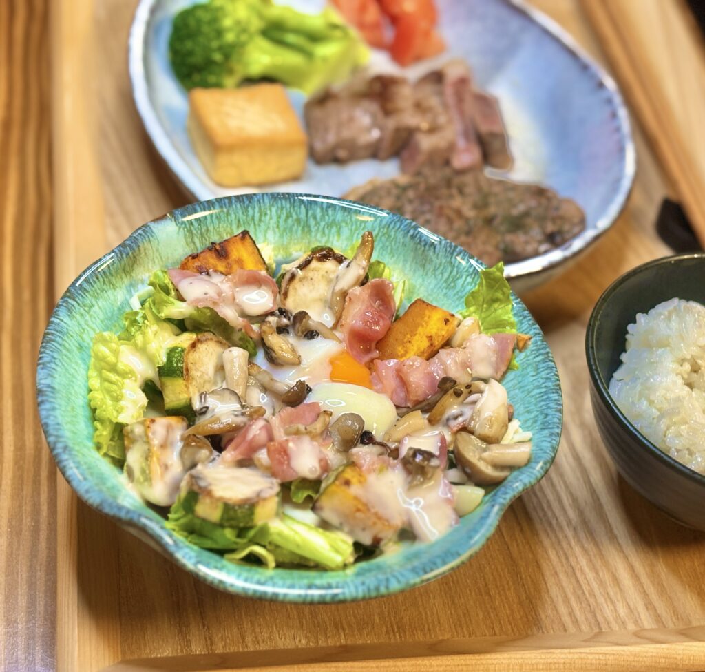 キノコとカボチャの具沢山シーザーサラダ。温玉乗せでボリューム満点のヘルシー副菜"
