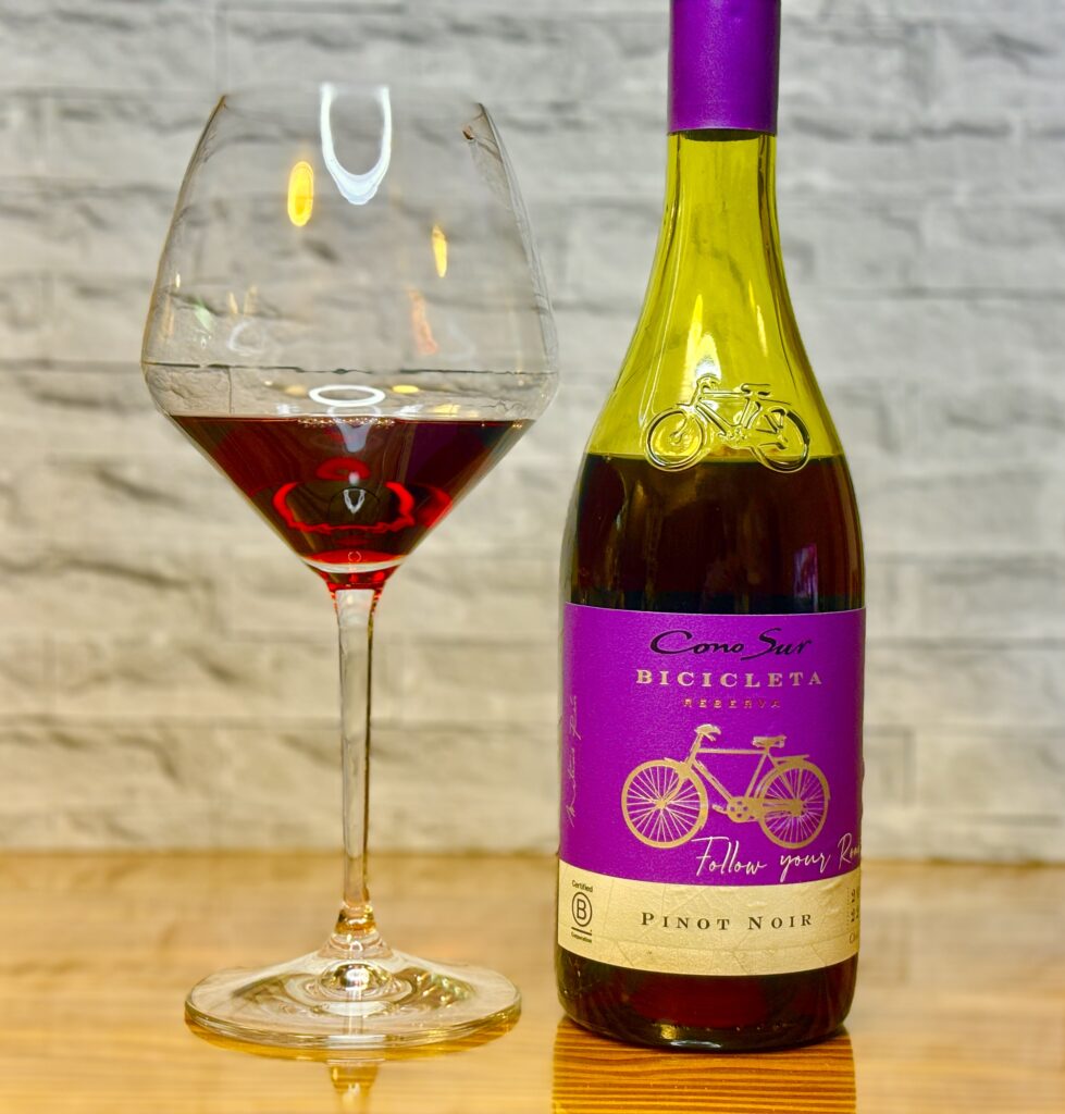 コノスル「ビシクレタ」ピノ・ノワール。ステーキに合うチリ産赤ワインのボトルとグラス"
