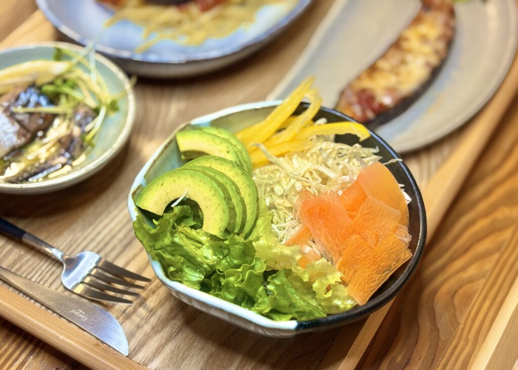 アボカド、パプリカ、にんじん、レタスを盛り付けた彩りサラダのアップ写真
