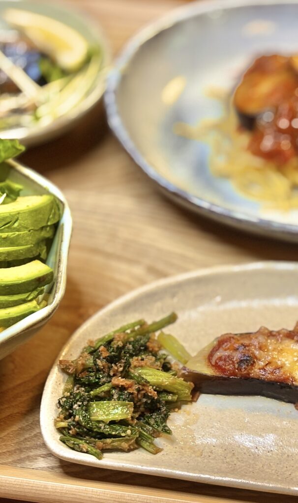 小松菜の胡麻おかかあえを盛り付けた副菜の写真