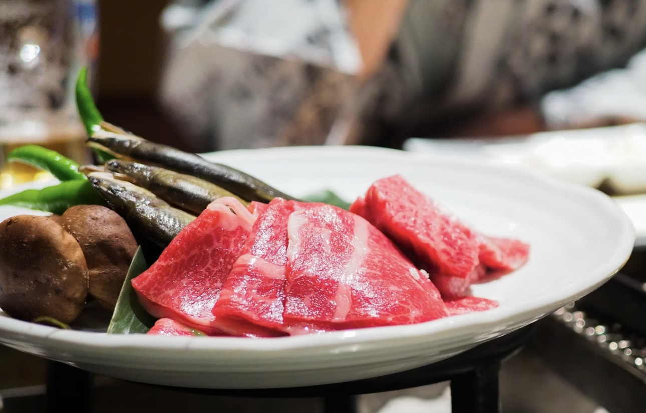 焼肉用の新鮮な赤身肉と野菜を盛り付けた一皿。つややかな赤身が食欲をそそるアイキャッチ画像。