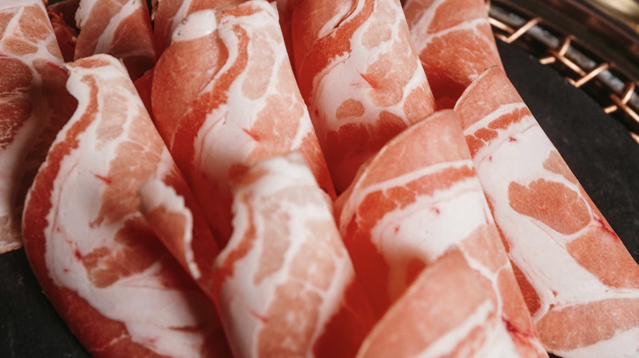 薄くスライスされた豚肉が美しく並んだ豚しゃぶ用の肉のアップ写真